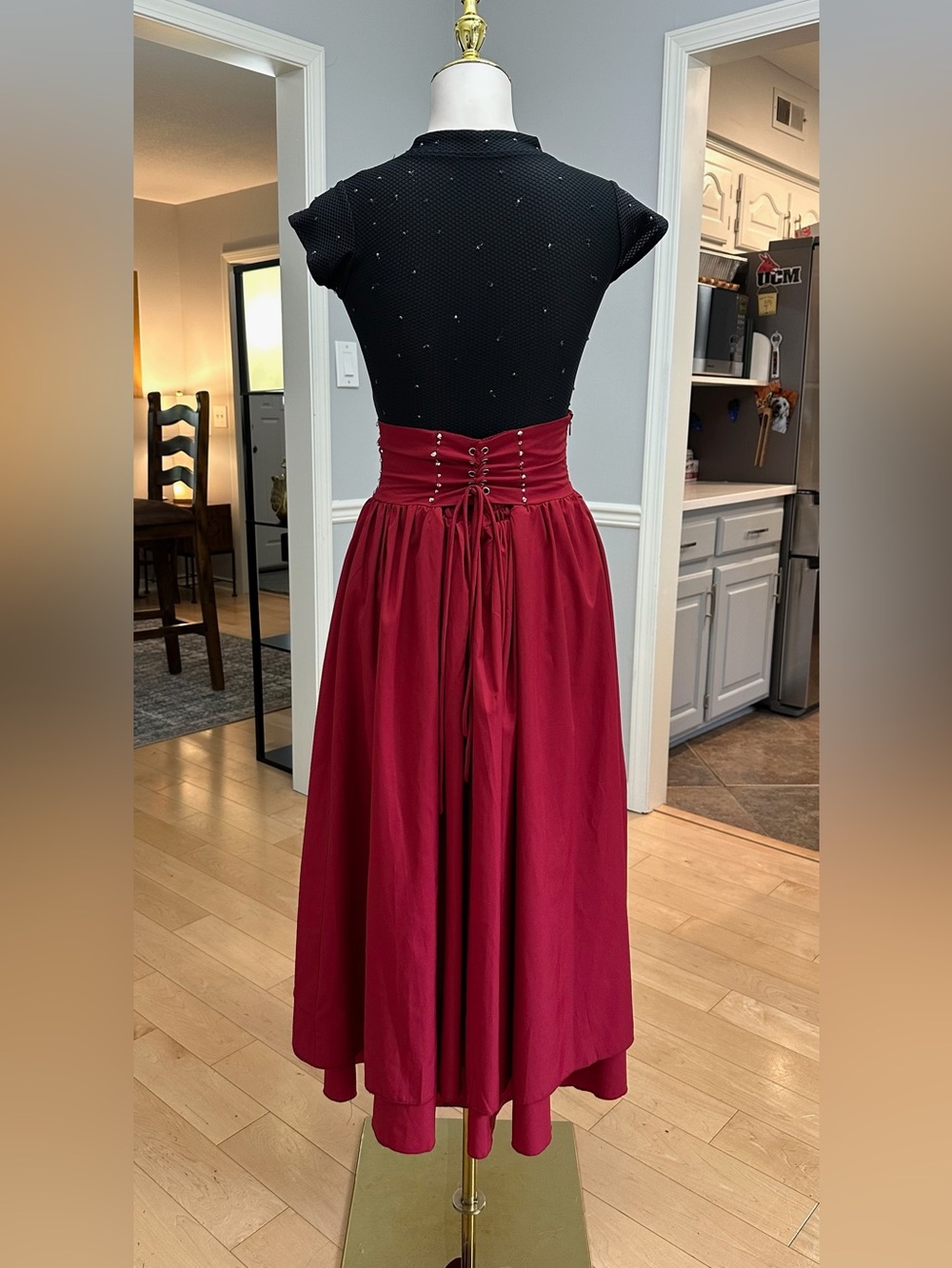 Red High-Waist Button Medieval costume - Picture 2 of 6